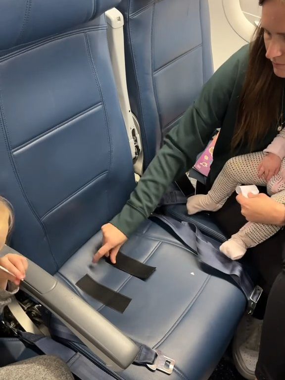 Madre incolla neonato al sedile dell'aereo col velcro: critiche e applausi