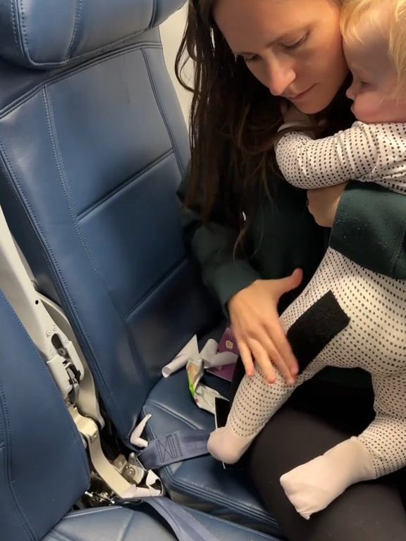 Madre pega con velcro a recién nacido al asiento del avión: críticas y aplausos