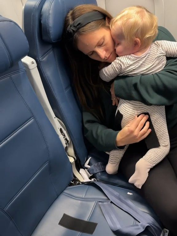 Madre incolla neonato al sedile dell'aereo col velcro: critiche e applausi