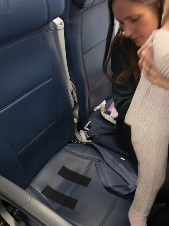 Madre pega con velcro a recién nacido al asiento del avión: críticas y aplausos