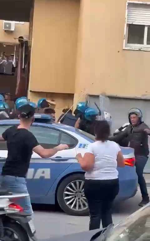 Nackter Pädophiler belästigt kleines Mädchen in Palermo, von Nachbarn gelyncht: Polizei rettet ihn