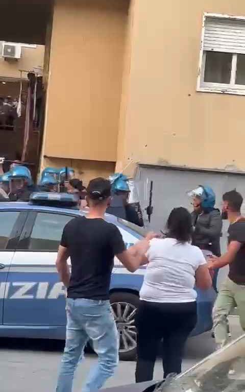 Nackter Pädophiler belästigt kleines Mädchen in Palermo, von Nachbarn gelyncht: Polizei rettet ihn