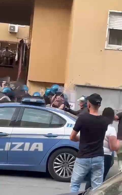 Pedofilo nudo molesta bimba a Palermo, linciato dai vicini: polizia lo salva