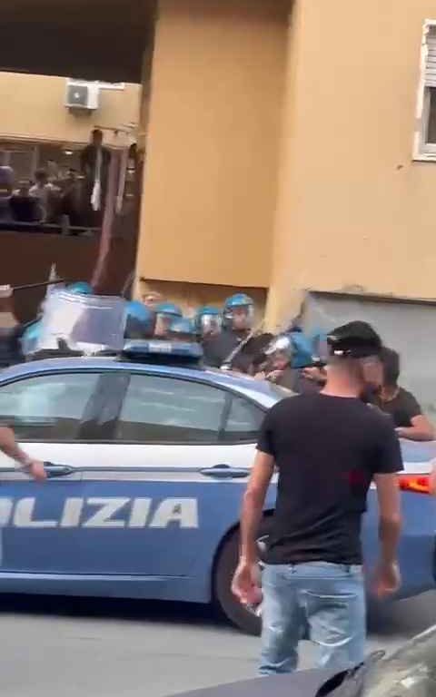 Nackter Pädophiler belästigt kleines Mädchen in Palermo, von Nachbarn gelyncht: Polizei rettet ihn