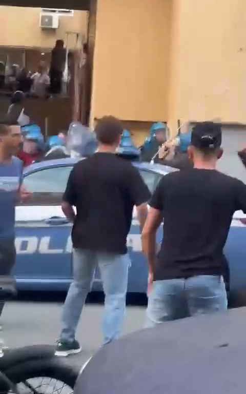 Pedófilo desnudo abusa de niña en Palermo, linchada por vecinos: la policía lo salva