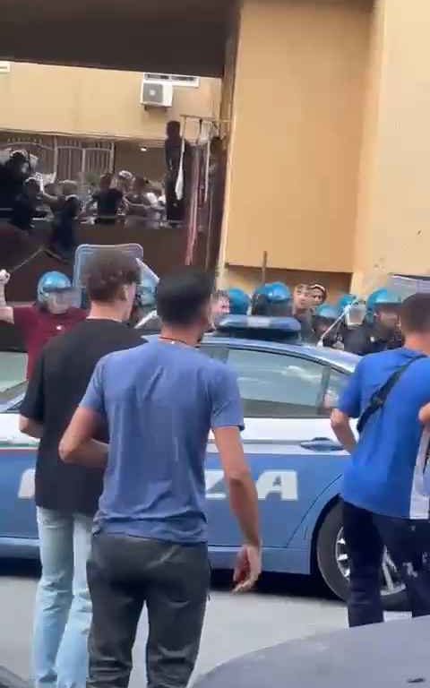 Pedófilo desnudo abusa de niña en Palermo, linchada por vecinos: la policía lo salva