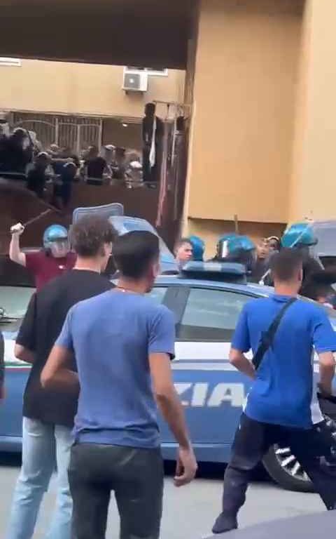 Pedófilo desnudo abusa de niña en Palermo, linchada por vecinos: la policía lo salva