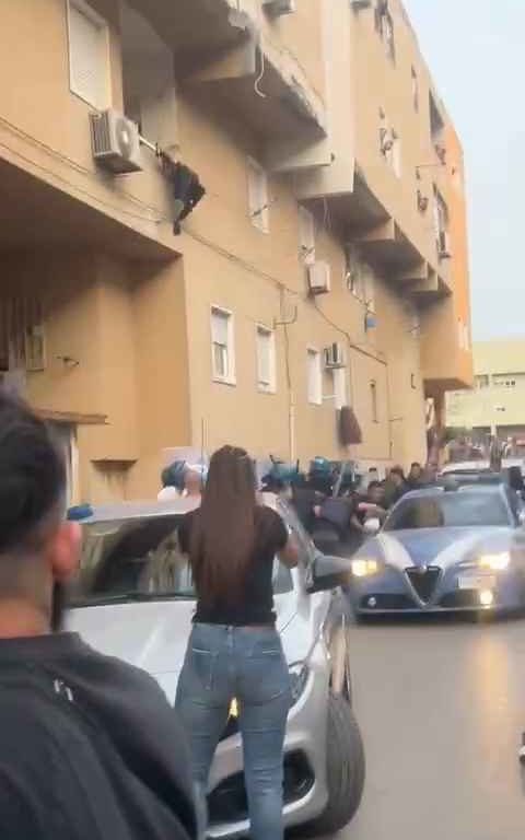 Pedofilo nudo molesta bimba a Palermo, linciato dai vicini: polizia lo salva