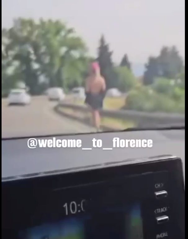 Chica desnuda en la autopista Florencia-Pisa: frenesí en las redes sociales