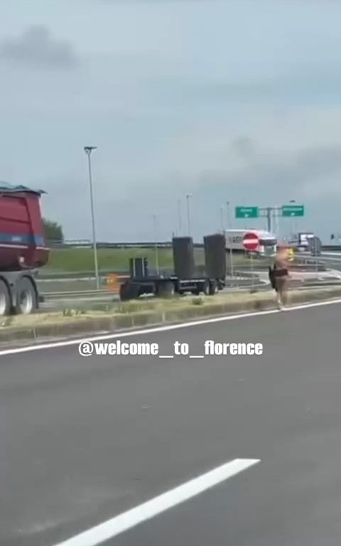 Chica desnuda en la autopista Florencia-Pisa: frenesí en las redes sociales