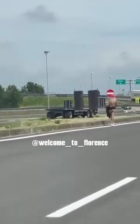 Chica desnuda en la autopista Florencia-Pisa: frenesí en las redes sociales