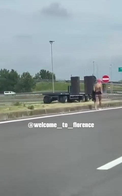 Chica desnuda en la autopista Florencia-Pisa: frenesí en las redes sociales