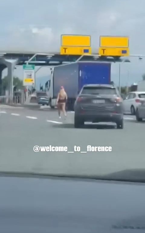 Chica desnuda en la autopista Florencia-Pisa: frenesí en las redes sociales