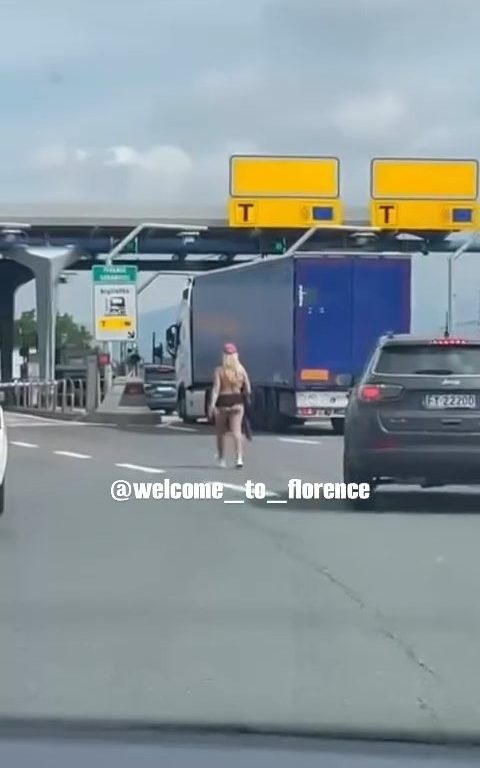 Fille nue sur l'autoroute Florence-Pise : frénésie sur les réseaux sociaux