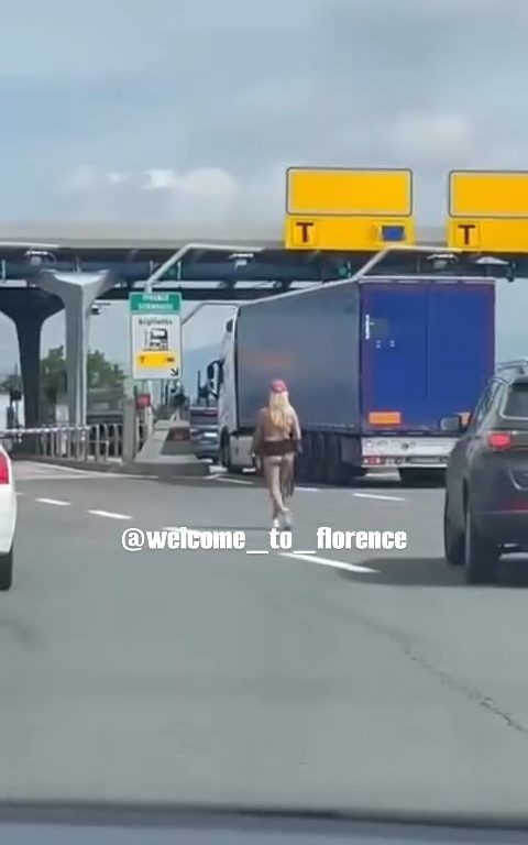 Chica desnuda en la autopista Florencia-Pisa: frenesí en las redes sociales