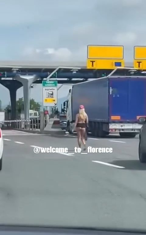 Fille nue sur l'autoroute Florence-Pise : frénésie sur les réseaux sociaux