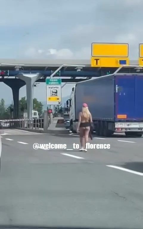 Chica desnuda en la autopista Florencia-Pisa: frenesí en las redes sociales