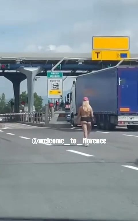 Chica desnuda en la autopista Florencia-Pisa: frenesí en las redes sociales