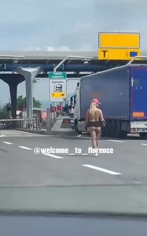 Fille nue sur l'autoroute Florence-Pise : frénésie sur les réseaux sociaux