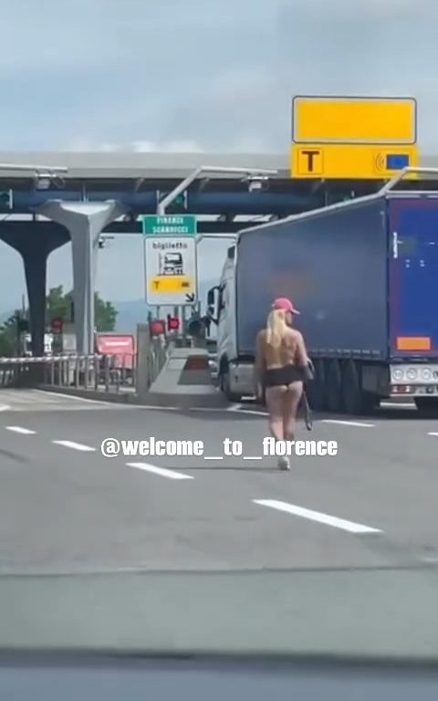 Fille nue sur l'autoroute Florence-Pise : frénésie sur les réseaux sociaux