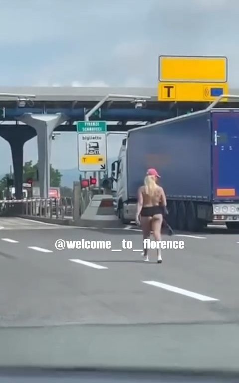 Fille nue sur l'autoroute Florence-Pise : frénésie sur les réseaux sociaux