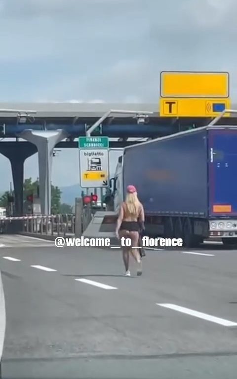 Fille nue sur l'autoroute Florence-Pise : frénésie sur les réseaux sociaux