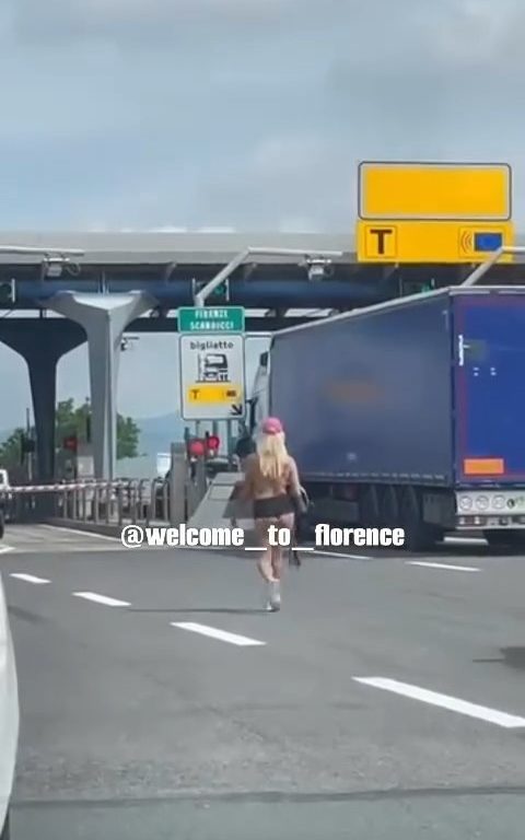 Fille nue sur l'autoroute Florence-Pise : frénésie sur les réseaux sociaux