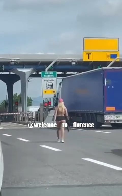 Fille nue sur l'autoroute Florence-Pise : frénésie sur les réseaux sociaux