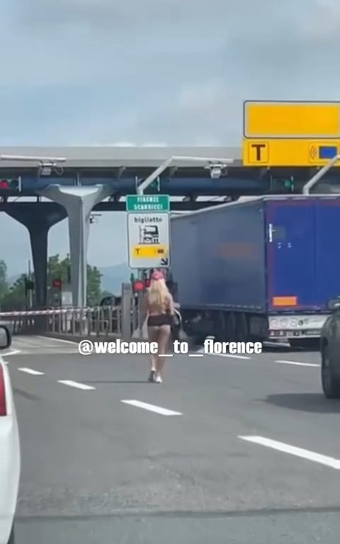 Fille nue sur l'autoroute Florence-Pise : frénésie sur les réseaux sociaux