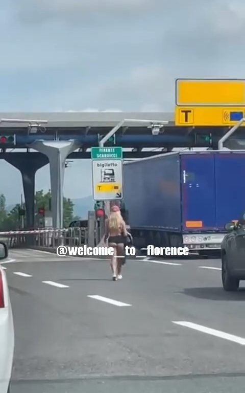 Fille nue sur l'autoroute Florence-Pise : frénésie sur les réseaux sociaux