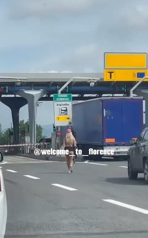 Chica desnuda en la autopista Florencia-Pisa: frenesí en las redes sociales