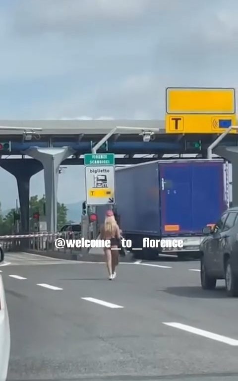 Fille nue sur l'autoroute Florence-Pise : frénésie sur les réseaux sociaux