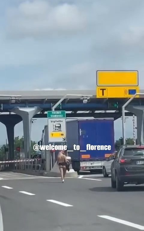 Fille nue sur l'autoroute Florence-Pise : frénésie sur les réseaux sociaux