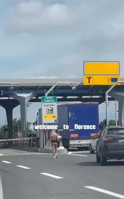 Fille nue sur l'autoroute Florence-Pise : frénésie sur les réseaux sociaux