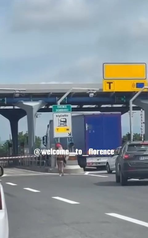 Fille nue sur l'autoroute Florence-Pise : frénésie sur les réseaux sociaux