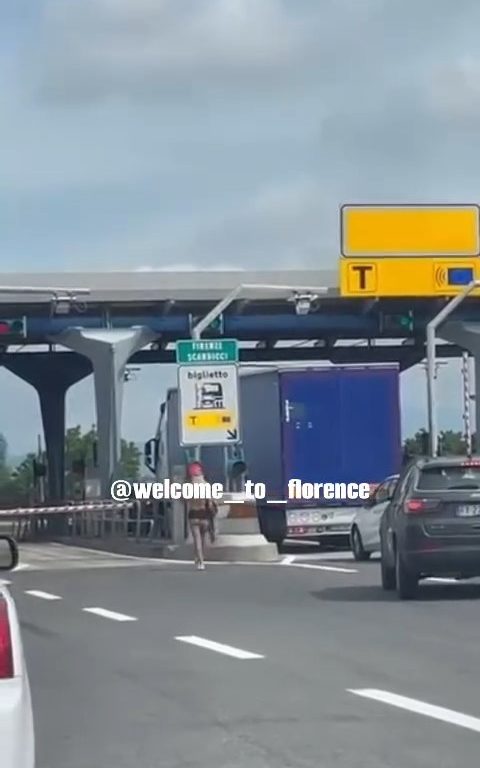 Fille nue sur l'autoroute Florence-Pise : frénésie sur les réseaux sociaux