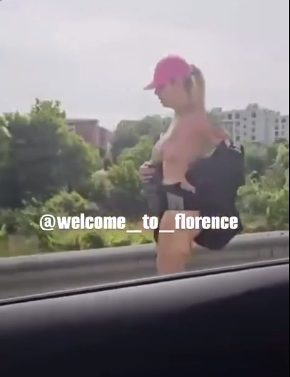 Fille nue sur l'autoroute Florence-Pise : frénésie sur les réseaux sociaux