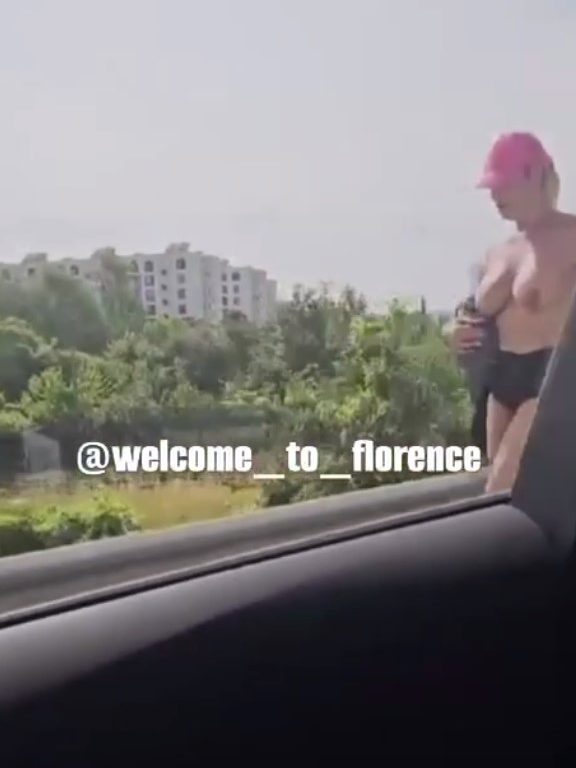 Fille nue sur l'autoroute Florence-Pise : frénésie sur les réseaux sociaux