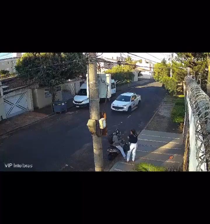 Une femme agressée dans la rue, le conducteur passe la marche arrière et renverse le voleur