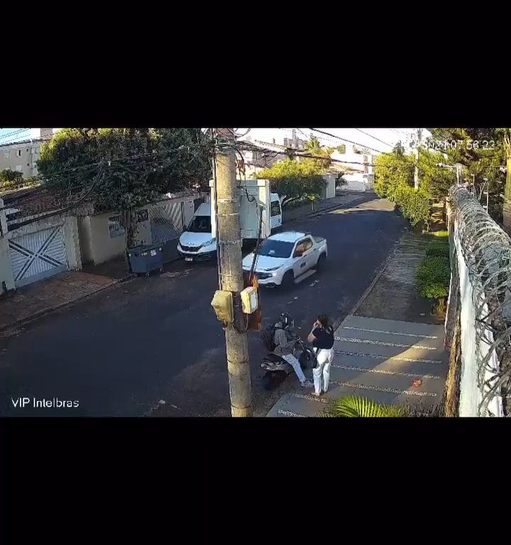 Une femme agressée dans la rue, le conducteur passe la marche arrière et renverse le voleur