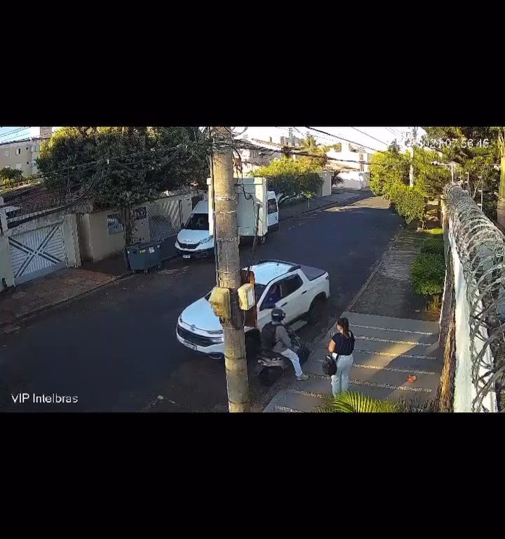 Une femme agressée dans la rue, le conducteur passe la marche arrière et renverse le voleur