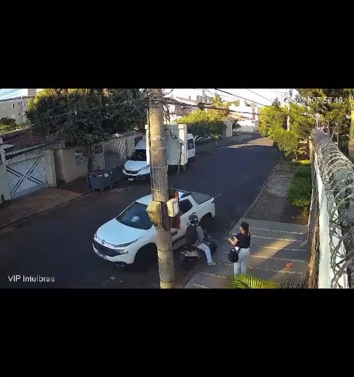 Une femme agressée dans la rue, le conducteur passe la marche arrière et renverse le voleur