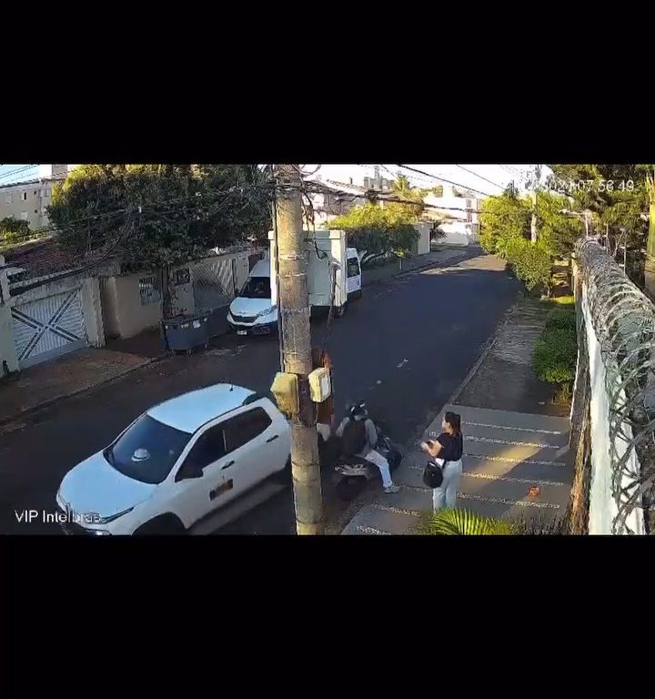 Une femme agressée dans la rue, le conducteur passe la marche arrière et renverse le voleur