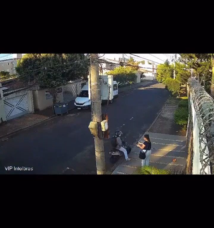 Une femme agressée dans la rue, le conducteur passe la marche arrière et renverse le voleur