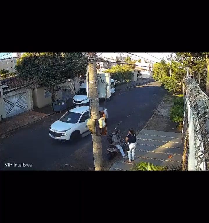 Une femme agressée dans la rue, le conducteur passe la marche arrière et renverse le voleur