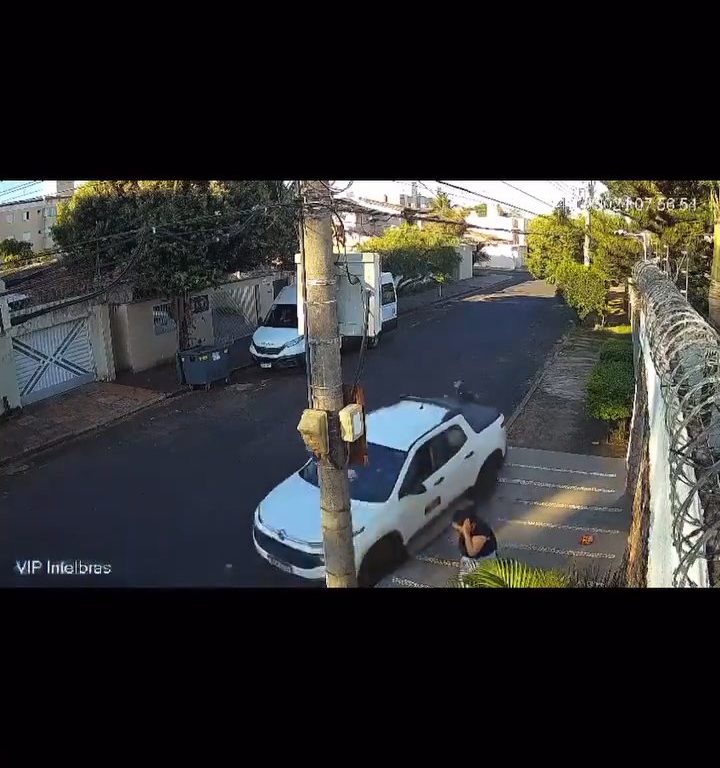 Une femme agressée dans la rue, le conducteur passe la marche arrière et renverse le voleur