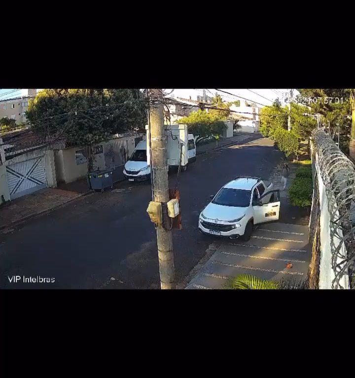 Une femme agressée dans la rue, le conducteur passe la marche arrière et renverse le voleur