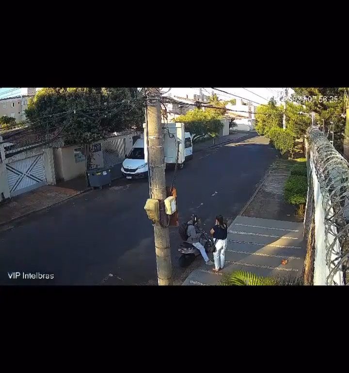 Une femme agressée dans la rue, le conducteur passe la marche arrière et renverse le voleur