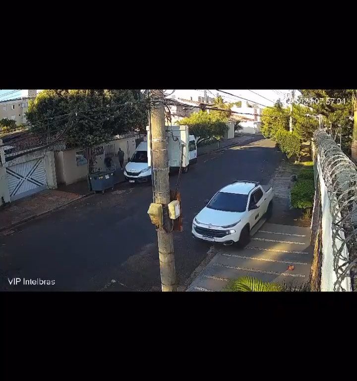 Une femme agressée dans la rue, le conducteur passe la marche arrière et renverse le voleur