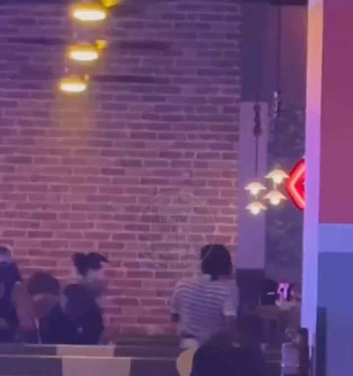 Bagarre au bowling, femme frappée à la tête avec une balle vidéo